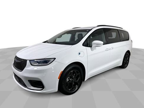 Used 2021 Chrysler Pacifica Touring-L w/ Uconnect Theater Family Group FWD image 4