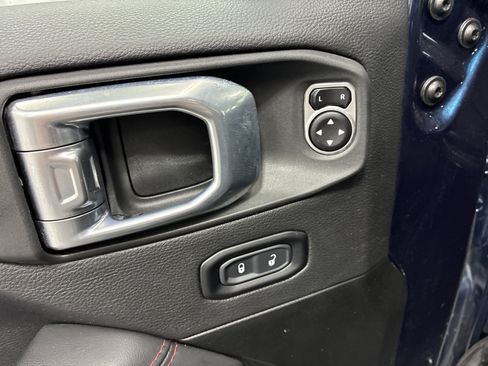 Used 2025 Jeep Wrangler Unlimited Rubicon AWD/4WD image 17
