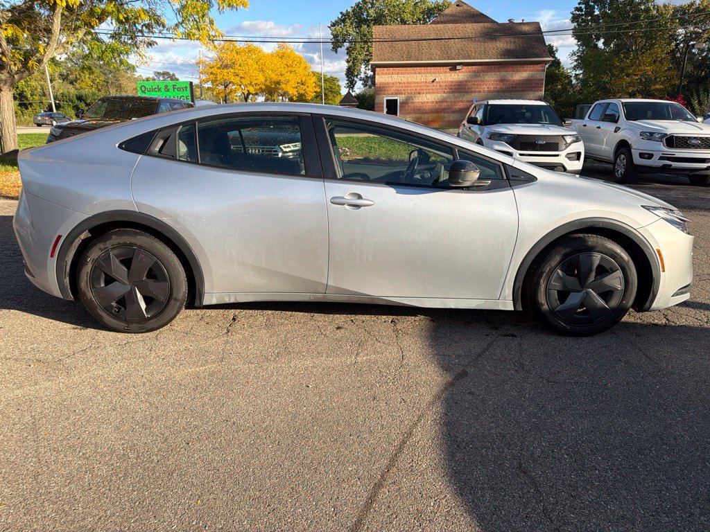 Used 2023 Toyota Prius LE FWD image 4
