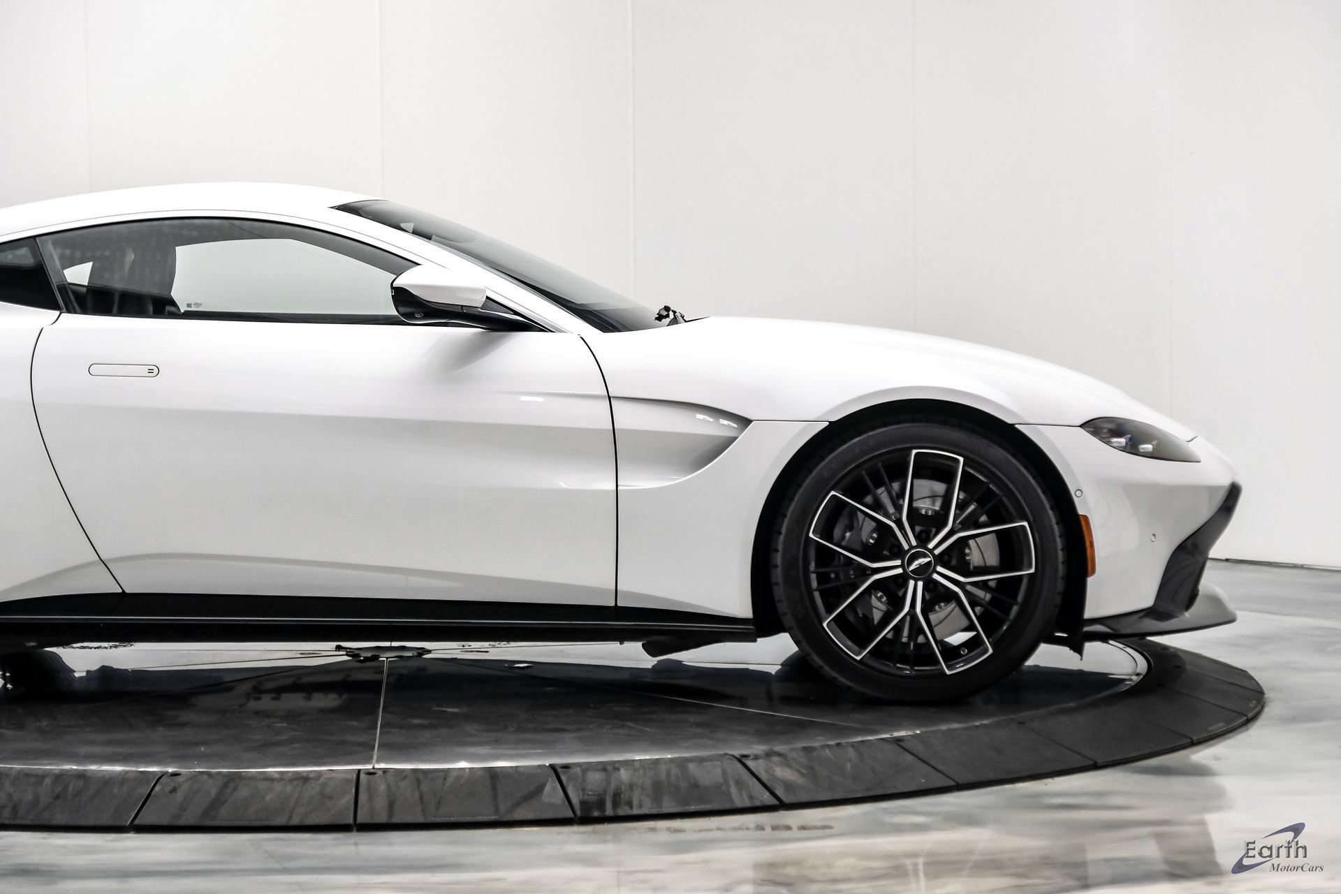 Used 2022 Aston Martin V8 Vantage Coupe RWD image 27