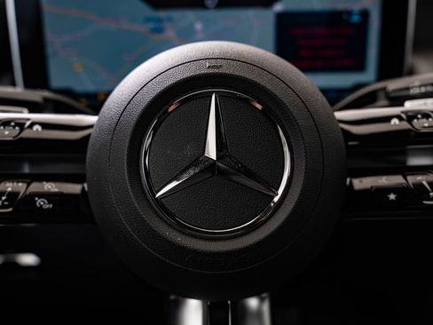 Used 2025 Mercedes-Benz GLC 300 4MATIC image 30