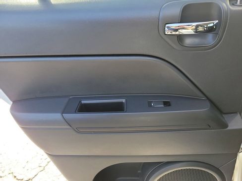 Used 2012 Jeep Patriot Latitude w/ Altitude Pkg image 8