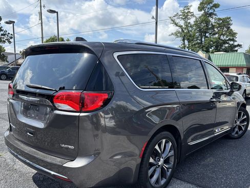 Used 2018 Chrysler Pacifica Limited w/ Advanced Safetytec Group FWD image 5