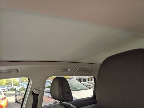 Certified 2023 Volkswagen Taos SE w/ Panoramic Sunroof Package image 9