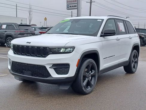 Used 2023 Jeep Grand Cherokee Altitude AWD/4WD image 2