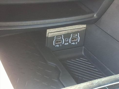 Used 2025 Chrysler Pacifica Limited FWD image 31