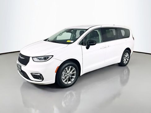 Used 2024 Chrysler Pacifica Touring-L image 3