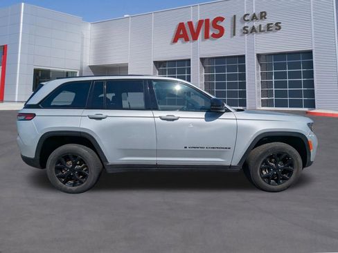 Used 2025 Jeep Grand Cherokee Altitude AWD/4WD image 5