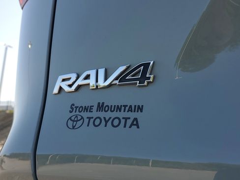 Used 2020 Toyota RAV4 XLE w/ Convenience Package FWD image 8