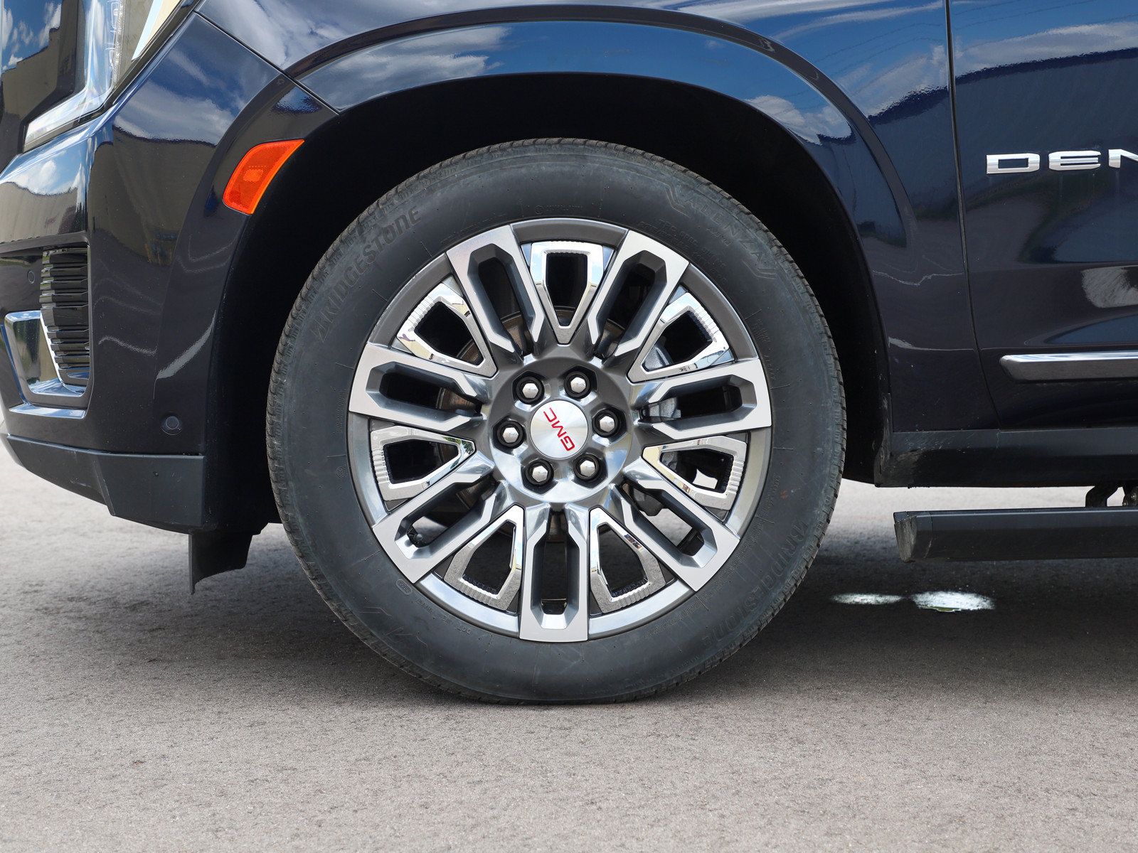 Used 2023 GMC Yukon Denali Ultimate AWD/4WD image 30