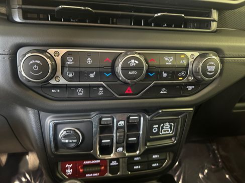 Used 2025 Jeep Gladiator Mojave w/ Convenience Group AWD/4WD image 16