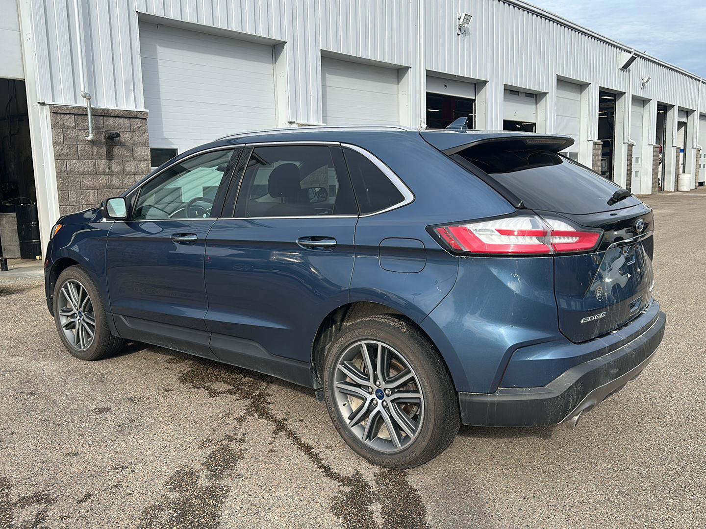 Used 2019 Ford Edge Titanium w/ Cold Weather Package AWD/4WD image 3