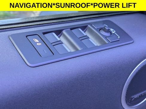 Used 2023 Land Rover Discovery S image 10