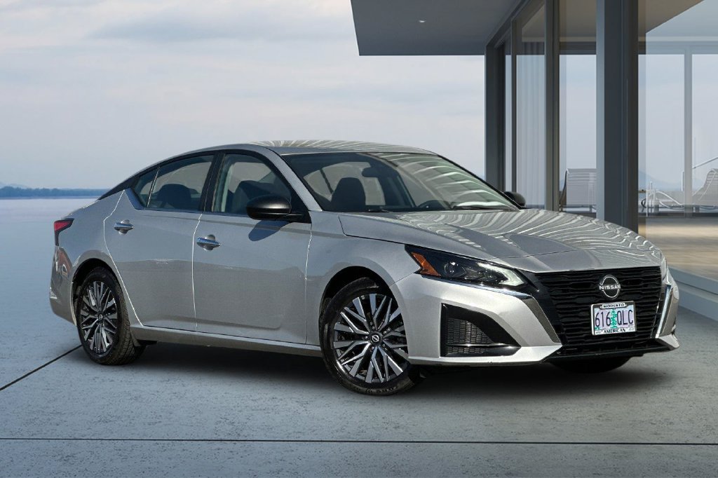 Used 2025 Nissan Altima 2.5 SV FWD image 2