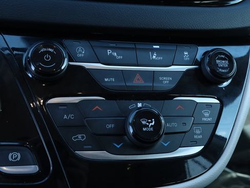 Used 2023 Chrysler Pacifica Touring-L image 10