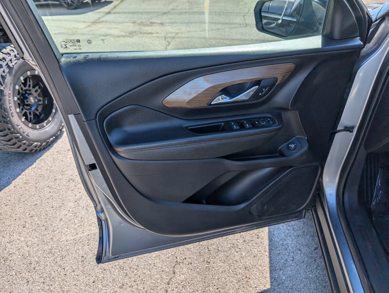Used 2020 GMC Terrain SLE w/ Driver Convenience Package FWD image 11