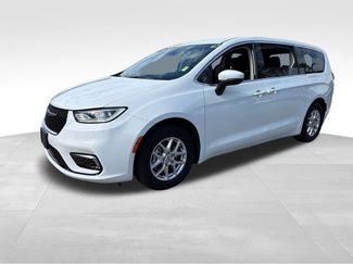 Used 2023 Chrysler Pacifica Touring-L FWD video 3