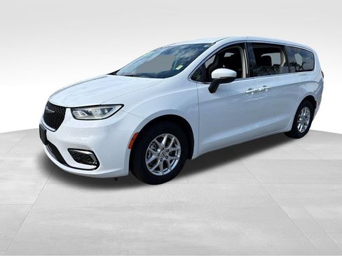 Used 2023 Chrysler Pacifica Touring-L FWD image 3