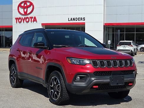 Used 2025 Jeep Compass Trailhawk AWD/4WD image 1