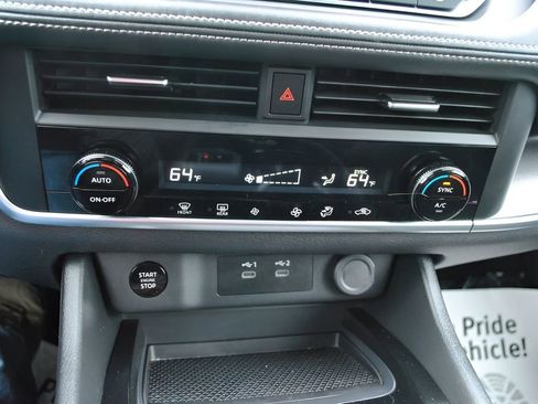 Used 2025 Nissan Rogue SV AWD/4WD image 11