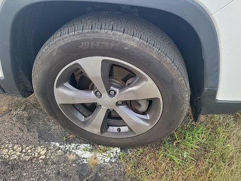 Used 2019 Jeep Cherokee Limited AWD/4WD image 19