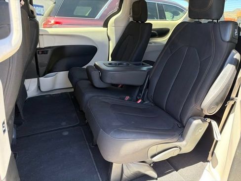 Used 2017 Chrysler Pacifica Touring FWD image 7