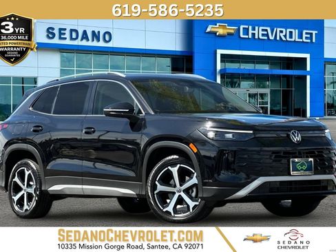 Used 2025 Volkswagen Tiguan SE FWD image 1