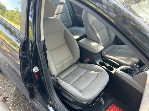 Used 2017 Hyundai Elantra SE FWD image 16