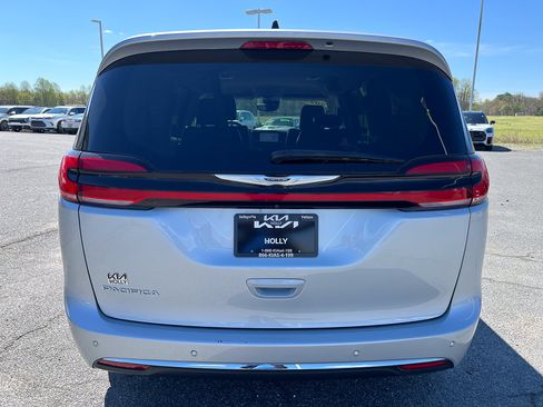 Used 2024 Chrysler Pacifica Touring-L FWD image 4