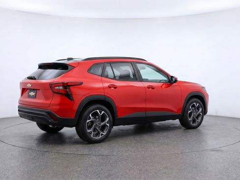 Used 2025 Chevrolet Trax LT FWD image 9