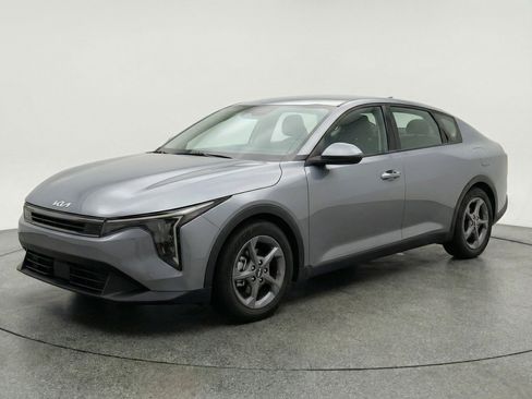 Used 2025 Kia K4 LXS image 3