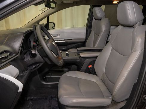 Used 2025 Toyota Sienna XLE image 11