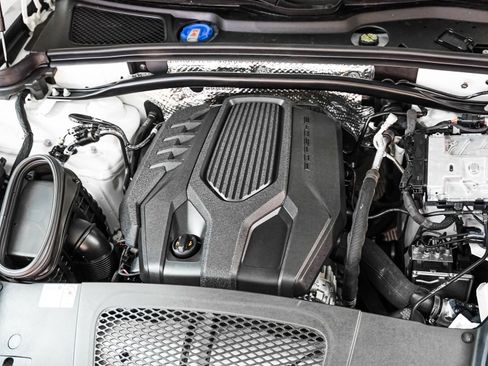 Used 2024 Porsche Macan w/ Premium Plus Package image 12