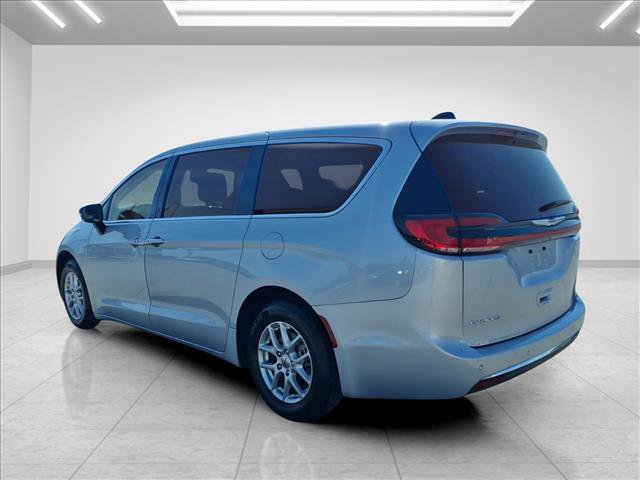 Used 2024 Chrysler Pacifica Touring-L FWD image 8
