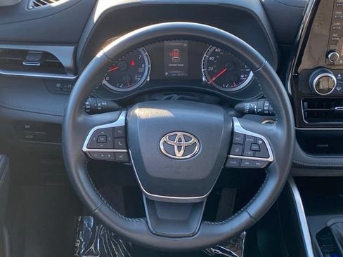 Used 2022 Toyota Highlander LE AWD/4WD image 12