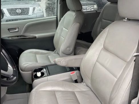 Used 2017 Toyota Sienna XLE w/ XLE Navigation Package image 2