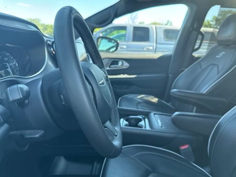Used 2025 Chrysler Pacifica Limited FWD image 34