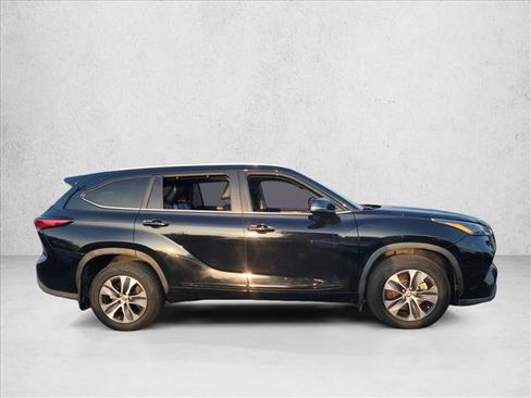 Used 2023 Toyota Highlander XLE image 4