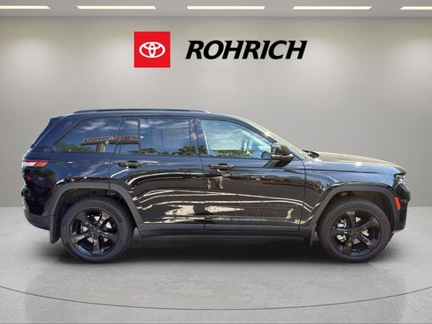 Used 2023 Jeep Grand Cherokee Limited w/ Black Appearance Package AWD/4WD image 5
