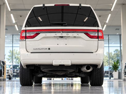 Used 2017 Lincoln Navigator L Select RWD image 3
