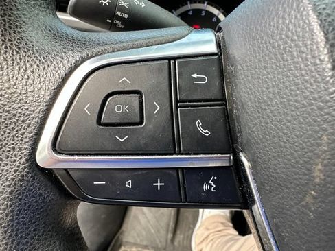 Used 2020 Toyota Highlander L FWD image 17