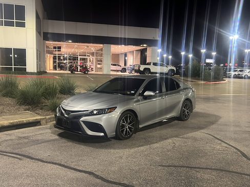 Used 2021 Toyota Camry SE image 2