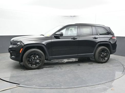 Used 2025 Jeep Grand Cherokee Altitude AWD/4WD image 7