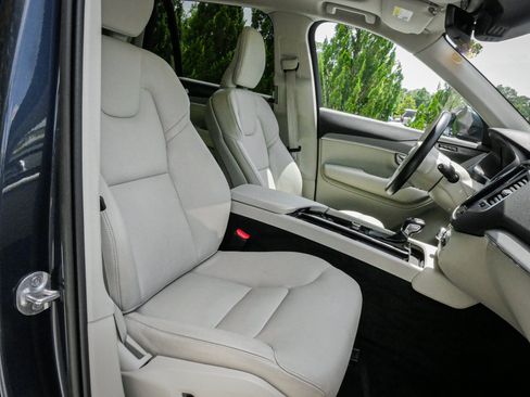 Used 2022 Volvo XC90 T5 Momentum w/ Climate Package AWD/4WD image 34
