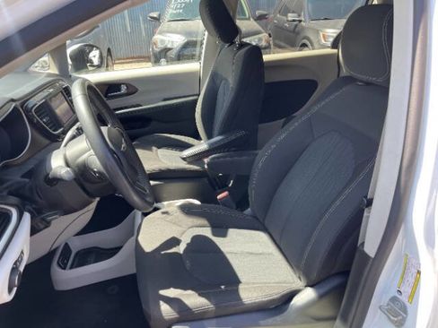 Used 2022 Chrysler Voyager LX FWD image 11