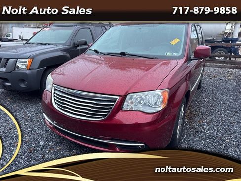 Used 2013 Chrysler Town & Country Touring image 1