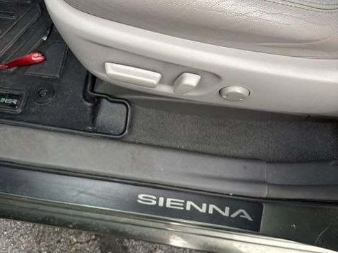 Used 2019 Toyota Sienna XLE w/ XLE Navigation Package FWD image 13
