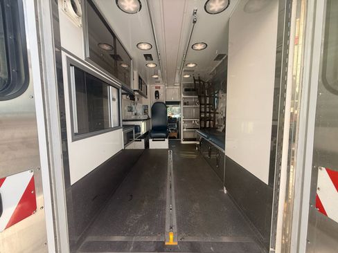 Used 2017 Ford E-450 and Econoline 450 Super Duty w/ Ambulance Prep Package image 7