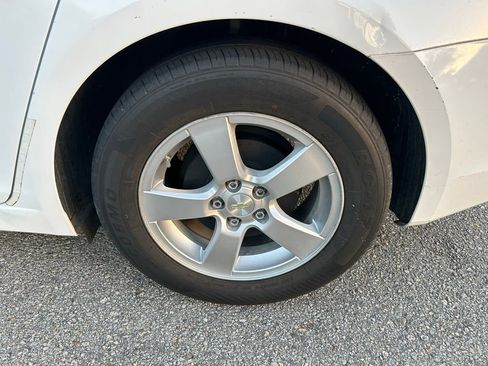 Used 2016 Chevrolet Cruze LS image 9