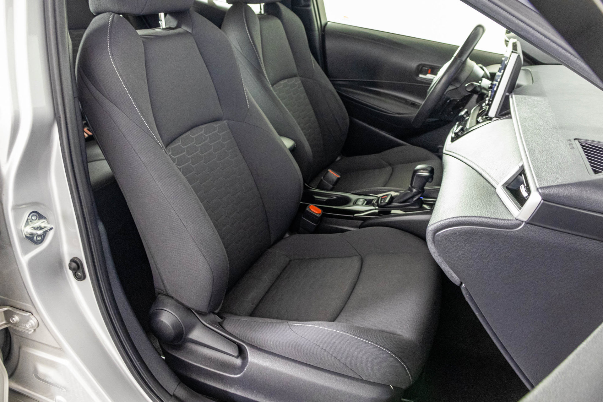 Used 2021 Toyota Corolla SE w/ Carpet Mat Package (TMS) FWD image 42